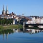 Bayonne : la Nive. La ville est située au point de confluence de l'Adour et de la Nive, non loin de l'océan Atlantique, aux confins nord du Pays basque et sud de la Gascogne, là où le bassin aquitain rejoint les premiers contreforts du piémont pyrénéen. 